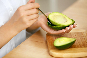 Grassi buoni, fibre e nutrienti essenziali: l’avocado è il superfood ideale tutto l’anno