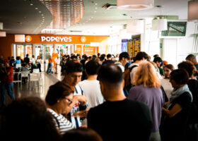 Popeyes arriva a Roma Termini: il pollo fritto di New Orleans conquista l’ottavo indirizzo romano
