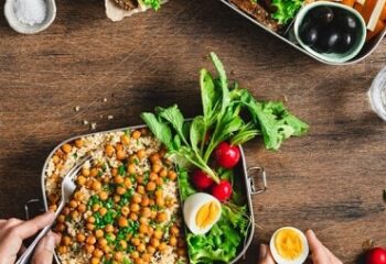 La pausa pranzo degli italiani: vince la piadina, paga il buono pasto